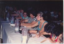 Pessoas preenchendo fichas durante o 13º Festival MPB de Ilha Solteira, em novembro de 1987