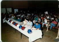 Mesa diante da plateia durante o 12º Festival MPB de Ilha Solteira, em outubro de 1986