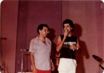 Dois homens no palco durante o 10º Festival MPB de Ilha Solteira, em novembro de 1984